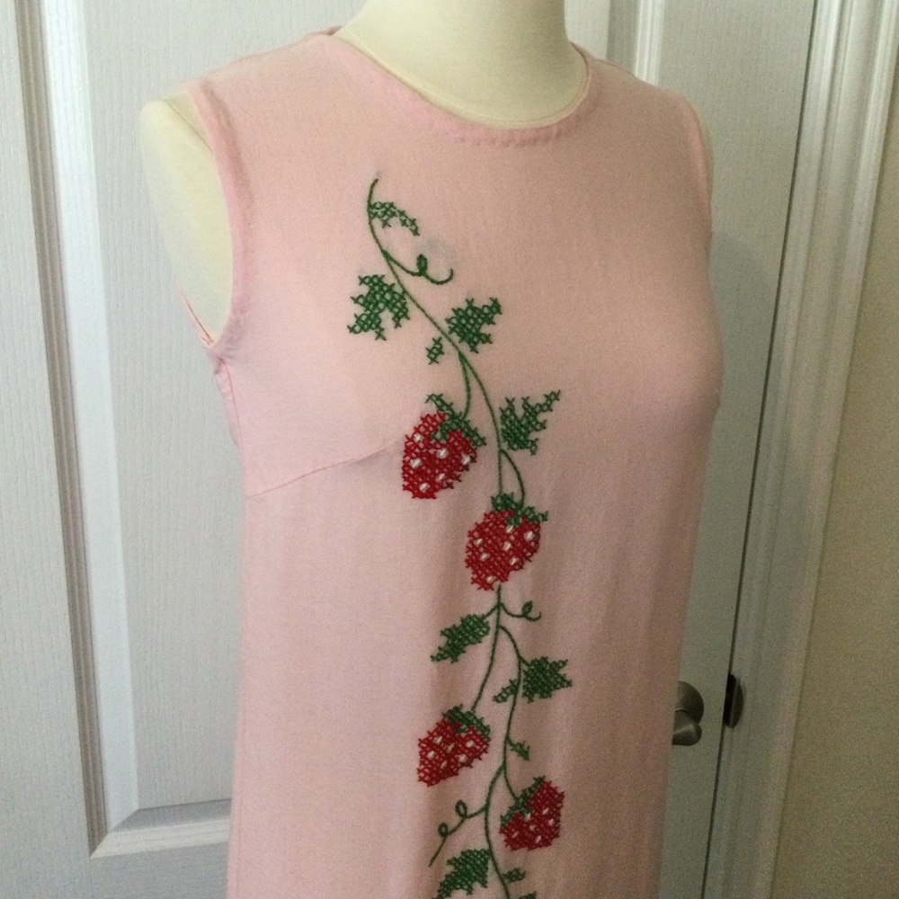 Vintage 1960s Pink Sheath Dress Adorable Garden Strawberry Vine Sz XS